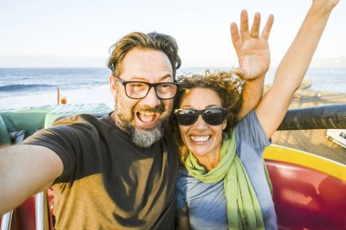 Hız trenine binen bir çift eğlendi. Güneşli bir öğleden sonra ve eğlence. Boş zaman ve neşe kavramı