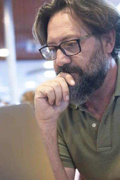 Alternatif Mağaza Ofisinde Dizüstü Bilgisayarla Çalışan Bir Adamın Portresi Nsanlar — Stok fotoğraf