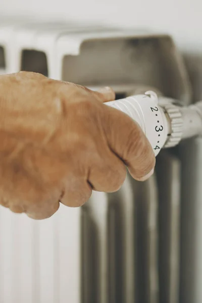 Närbild Gamle Man Hand Stänga Värme Hem Termostat För Gas — Stockfoto
