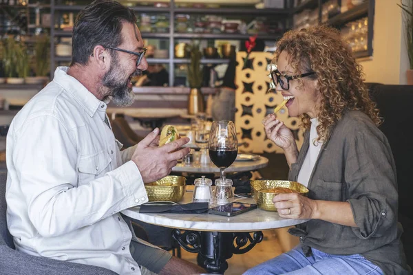 在酒吧餐厅吃汉堡包和薯片的快乐夫妻 在咖啡馆休息的已婚夫妇 男人和女人周末外出的生活方式概念 — 图库照片