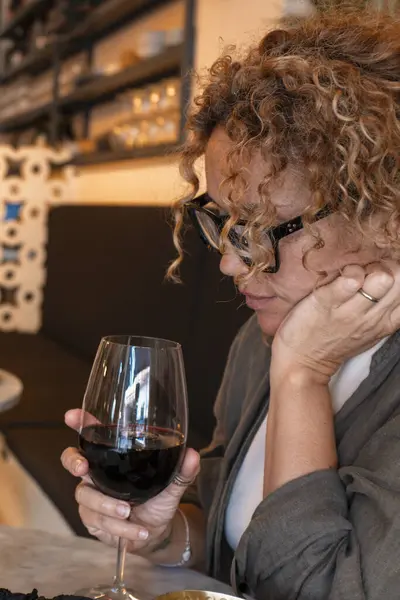 Alkolizm Alkol Bağımlılığı Insanların Konsepti Barda Şarap Içen Sarhoş Kadın — Stok fotoğraf