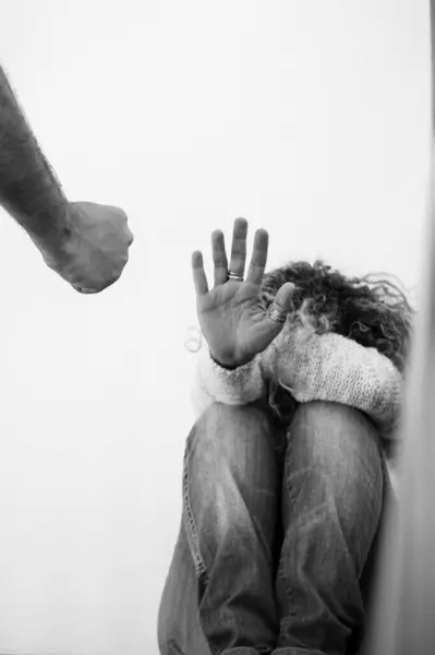 黑人和白人暴力侵害家庭女性的观念与愤怒的坏男人准备殴打他的妻子 夫妇问题和家庭犯罪家庭中的人现实生活 — 图库照片