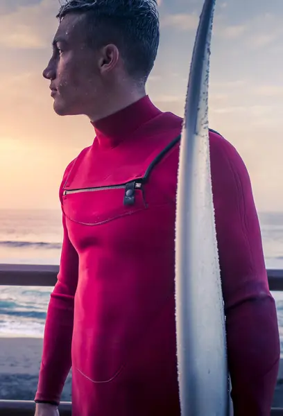 Junge Surfer Betrachten Die Meereswellen Die Mit Seinem Surftisch Freien — Stockfoto