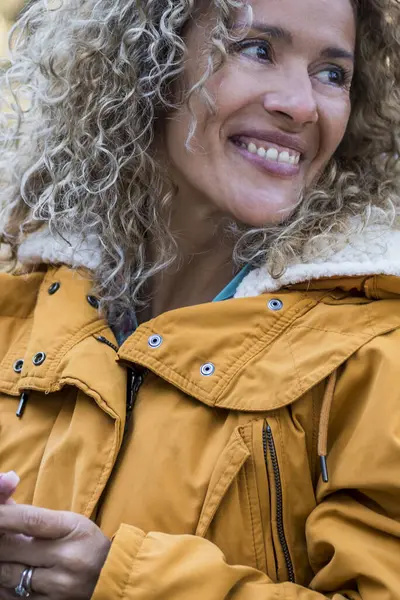 Glad Munter Vakker Ung Kvinne Smile Nyte Utendørs Fritidsaktivitet Ved – stockfoto