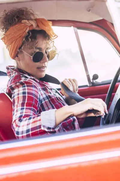 Mulher Segurando Usando Cinto Segurança Dentro Carro Visto Fora Conceito — Fotografia de Stock