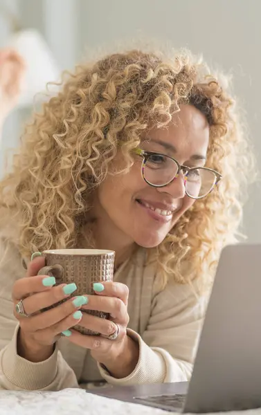 Счастливая Женщина Просыпается Ноутбуком Читает Уведомления Электронную Почту Пьет Кофе — стоковое фото