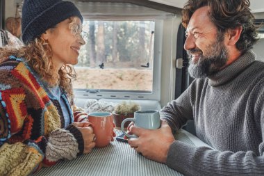 Çiftler hafta sonlarını karavanda geçirmeyi severler. Mutlu bir adam ve karısı güzel anlar geçiriyorlar. Özgürlük ve boş zaman kavramı