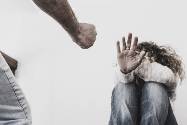 Kadın şiddeti ve aile içi şiddet sorunlarıyla boğuşan bir adam. Gizli fındık, kızgın suçlu kocasından korunuyor. Yerde yatan gizli bir kadın.