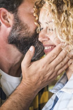 Yetişkin, beyaz bir çiftin birbirlerine gülümseme ve mutlulukla sarılıp öptüğü şefkat ve tatlı duygular. Flört ve ilişki. İnsanlar kavramı.