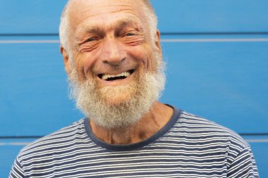 75 yaşında son sınıf öğrencisi dışarıda eğlenirken gülüyor..