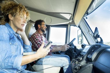 Karavan kullanan adam, karısı ile araba sürerken gülümsüyor. Seyahat, tatil ve birlikte yaşam kavramı