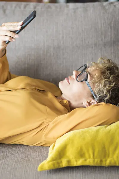 Woman Yellow Shirt Enjoy Time Leisure Home Laying Sofa Using – stockfoto