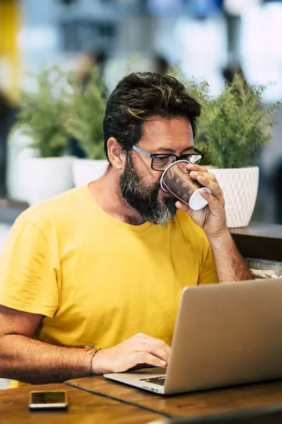 Pohledný Vousatý Muž Pije Kávu Pracovišti Pracuje Notebookem Připojením Internet — Stock fotografie
