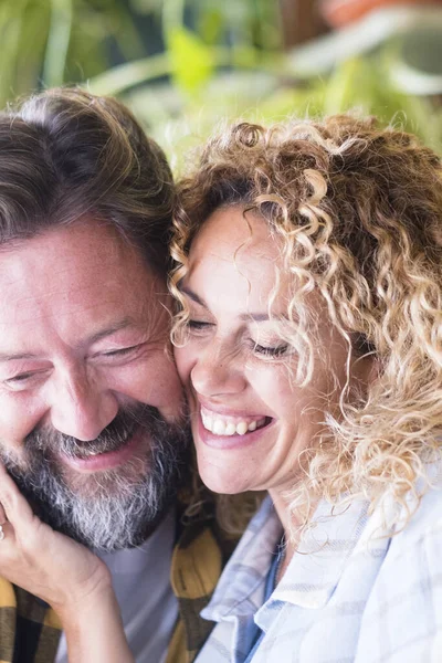 快乐快乐的成年人夫妇肖像笑着享受爱情和关系 男人留着胡子 女人留着一头长长的卷发 有着柔情的活动 — 图库照片