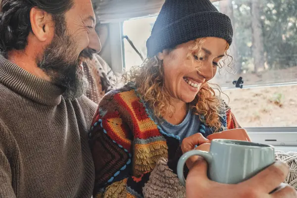 Çiftler hafta sonlarını karavanda geçirmeyi severler. Mutlu bir adam ve karısı güzel anlar geçiriyorlar. Özgürlük ve boş zaman kavramı