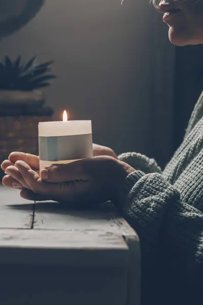 Christin Kniet Und Betet Neben Kerzen Sucht Sie Orientierung Seinem — Stockfoto