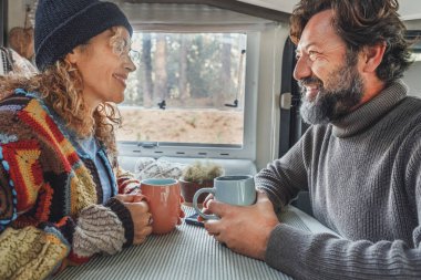 Çiftler hafta sonlarını karavanda geçirmeyi severler. Mutlu bir adam ve karısı güzel anlar geçiriyorlar. Özgürlük ve boş zaman kavramı