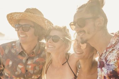 Bir grup genç, plajda birlikte eğleniyor. İnsanlar ve yaz tatili kavramı. Tropikal deniz manzaralı yerlerde dostluk ve açık hava aktivitesi