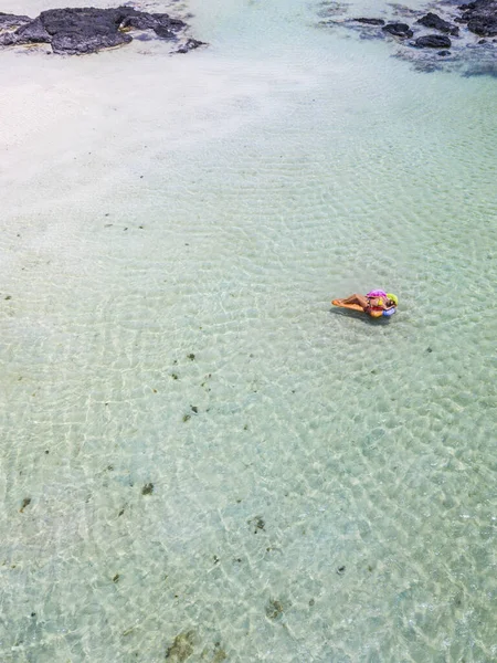 Mujer Disfrutar Playa Vacaciones Verano Relajante Tumbarse Lilo Colores Agua — Foto de Stock