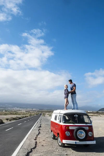 Stojící Pár Červené Střeše Van Vozidlo Objetí Láska Cestovním Životním — Stock fotografie
