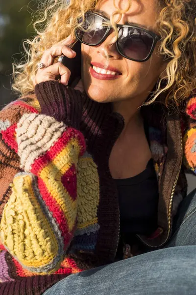 Портрет Веселой Счастливой Красивой Женщины Делающей Телефонный Звонок Солнечный День — стоковое фото