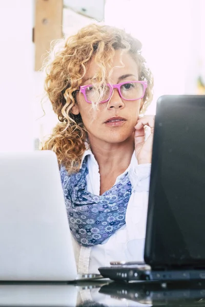 Hjemmekontorarbeid Kvinne Caucasianere Med Laptop Datamaskin Forretningskvinne Smart Arbeidsaktivitet Livsstil – stockfoto