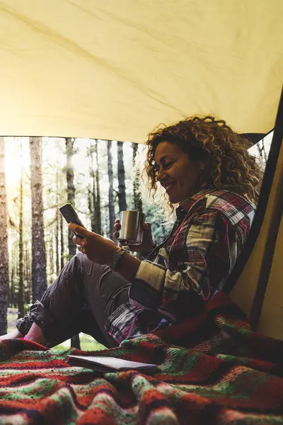 Feliz Viaje Libre Mujer Parque Natural Camping Tienda Estilo Vida —  Fotos de Stock