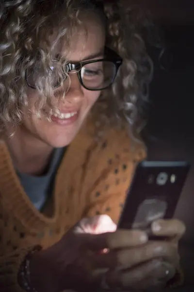 Mujer Adulta Usa Internet Teléfono Celular Por Noche Sola Casa — Foto de Stock