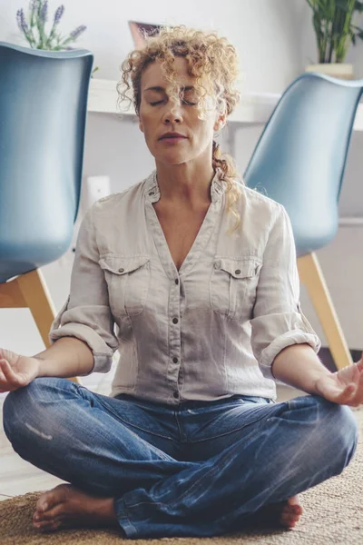 Zen Sunne Kvinnelige Mennesker Gjør Yoga Posisjon Meditasjon Hjemme Teppegulvet – stockfoto