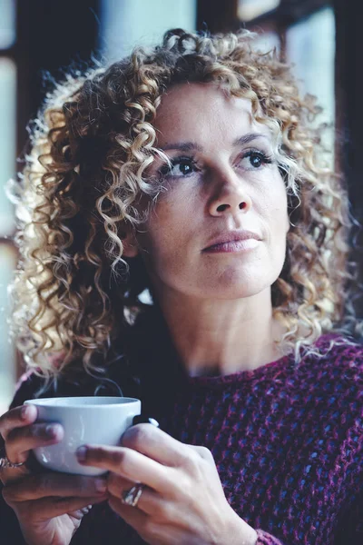 Porträt Einer Nachdenklichen Attraktiven Erwachsenen Frau Die Hause Kaffee Trinkt — Stockfoto
