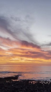 Gün batımında Grand Canaria sahilinde gün batımında