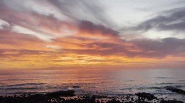 Gün batımında Grand Canaria sahilinde gün batımında