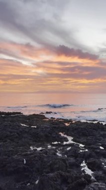 Gün batımında Grand Canaria sahilinde gün batımında