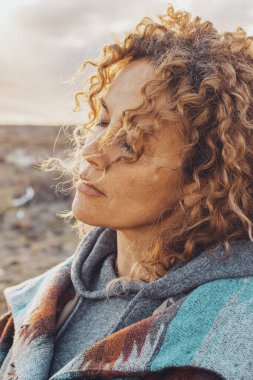 Güzel yetişkin kadın portresi. Gözleri kapalı. Doğanın heyecanını ve duygularını hissediyordu. İç denge ve sağlıklı yaşam tarzı kavramı kadın insanların açık havada eğlenmesi. Arkaplanda çöl