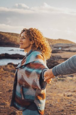 Mutlu çift el ele tutuşup birlikte yürüyor ve manzaralı yerleri keşfediyor. Seyahat ve romantik ilişki yaşam tarzı, kırsalda tatil yapan bir turist. Kadın ve erkek açık havada aşk yaşıyor.