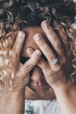 Elleriyle başını tutan endişeli ve çaresiz bir kadın için kötü duygular ve sorunlar. İnsanlar ve depresyon hastalığı. Boşandıktan sonra kadın ya da ev içi şiddet suçu. Akıl sağlığı bozuk bayan.