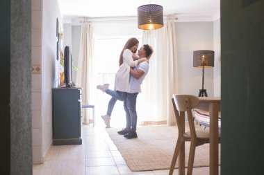 Evde dans eden kaygısız genç bir çift.