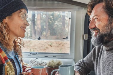 Çiftler hafta sonlarını karavanda geçirmeyi severler. Mutlu bir adam ve karısı güzel anlar geçiriyorlar. Özgürlük ve boş zaman kavramı
