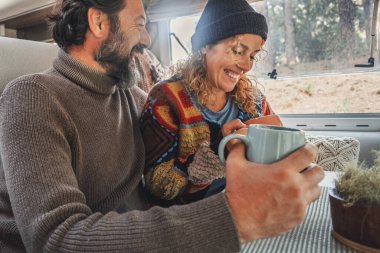 Çiftler hafta sonlarını karavanda geçirmeyi severler. Mutlu bir adam ve karısı güzel anlar geçiriyorlar. Özgürlük ve boş zaman kavramı