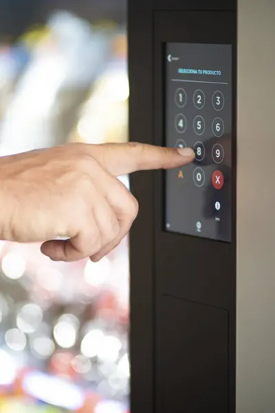 在触摸屏显示屏上关闭人手键入号码代码 安全密码和自动分发食品的概念 高加索男性8型手指 — 图库照片