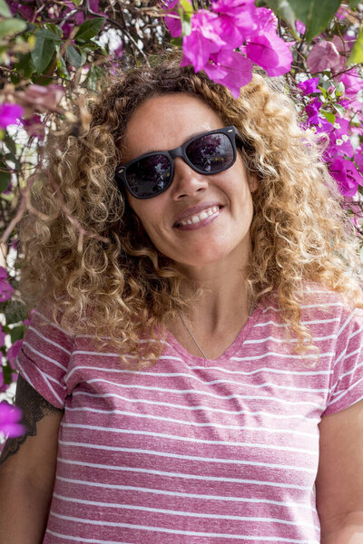 Портрет действительно довольно среднего возраста молодая взрослая женщина улыбка 