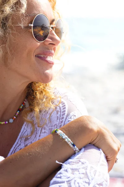Lukk Opp Sideportrettet Kvinne Som Smiler Nyter Sol Stranden Sommerferien – stockfoto