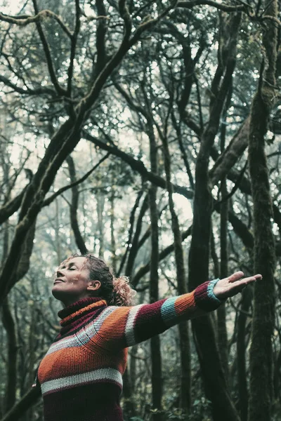 Liberté Les Gens Enjoyng Sentiment Avec Forêt Naturelle Femme Étendant — Photo
