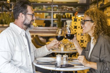 Mutlu çift restoranda gülümsüyor ve konuşuyor - Kafe barda öğle yemeği arası veren evli çift - hafta sonu dışarı çıkan erkek ve bir kadınla yaşam tarzı konsepti