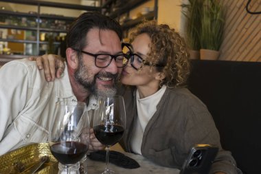 Mutlu çift restoranda gülümsüyor ve konuşuyor - Kafe barda öğle yemeği arası veren evli çift - hafta sonu dışarı çıkan erkek ve bir kadınla yaşam tarzı konsepti