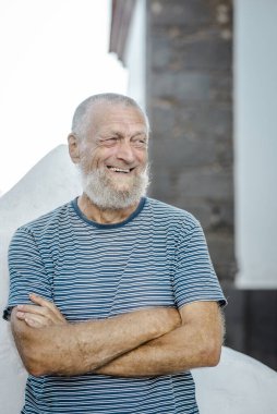 75 yaşında son sınıf öğrencisi dışarıda eğlenirken gülüyor..