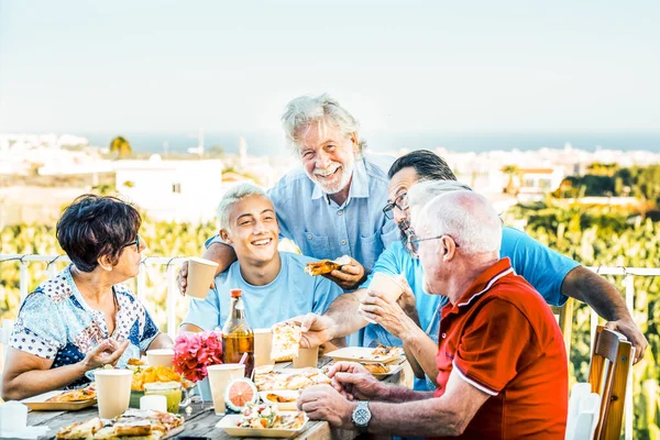 Mehrgenerationenfamilie Beim Mittagessen Auf Der Terrasse Einem Schönen Sonnigen Tag — Stockfoto