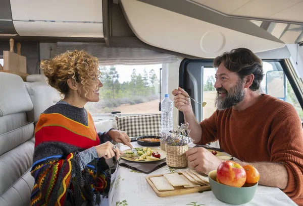 Couple Voyageurs Assis Table Dans Camping Car Déjeuner Détendre Homme — Photo