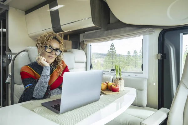 Living Working Camper Digital Nomad Free Lifestyle Woman Sitting Enjoys — Stock Photo, Image