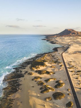 Güzel tropik sahil manzarası ve mavi okyanus manzarası - cennet tatil beldesi harika bir yaz tatili tatili konsepti - turizm beldesi İspanya 'da, kanarya adalarında